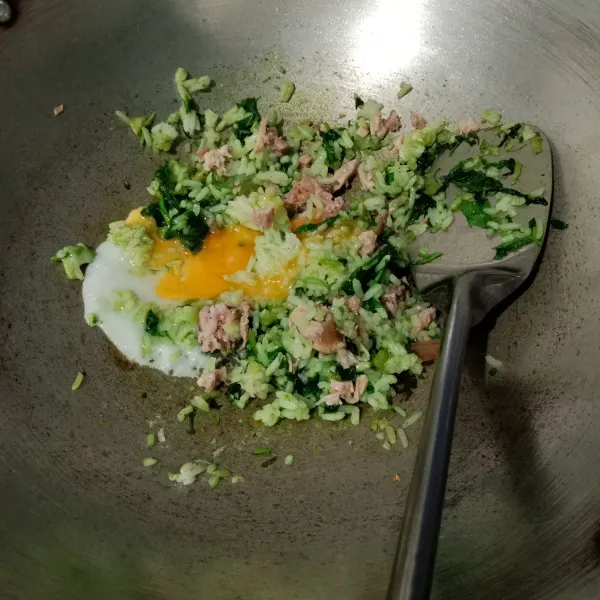 Setelah itu masukkan telur. Aduk cepat, agar telur tidak menggumpal.