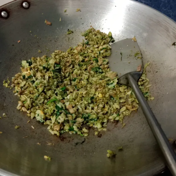 Beri garam, kaldu jamur. Aduk rata, tes rasa. Setelah matang, angkat. Sajikan
