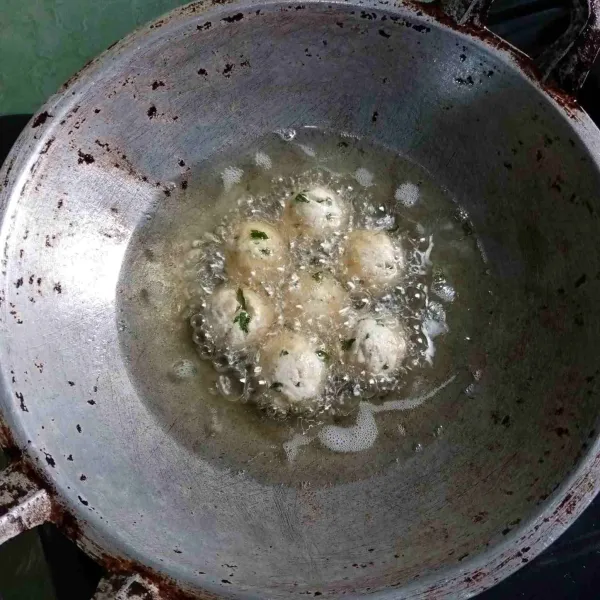 Goreng sampai matang, angkat dan tiriskan.