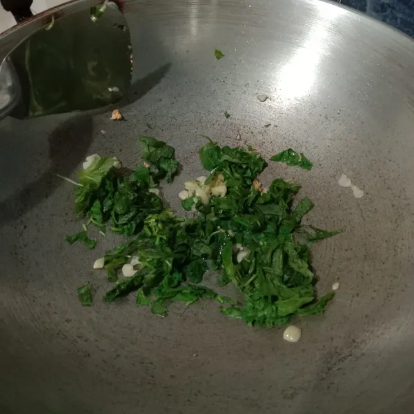 Lalu masukkan bayam. Masak hingga bayam layu.