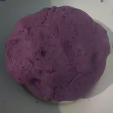 Masukkan air sedikit demi sedikit sambil diuleni hingga tidak menempel ditangan.