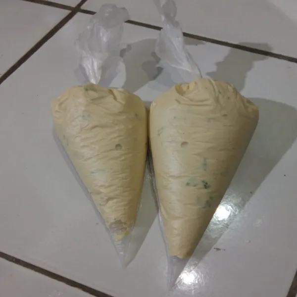 Lalu masukkan adonan ke dalam plastik, karena entah kenapa ga bisa kalis jadi saya akali pakai ini, malah praktis 😅.