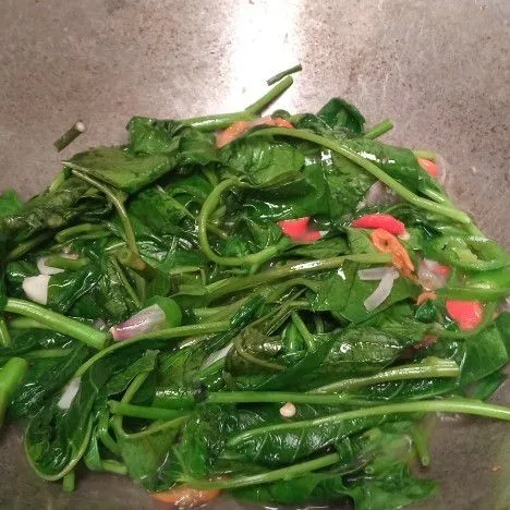 Tuang dikit air, masukkan kangkung. Aduk rata.