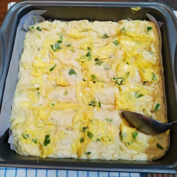 Beri atas roti dengan margarin bawang (resep paling bawah).