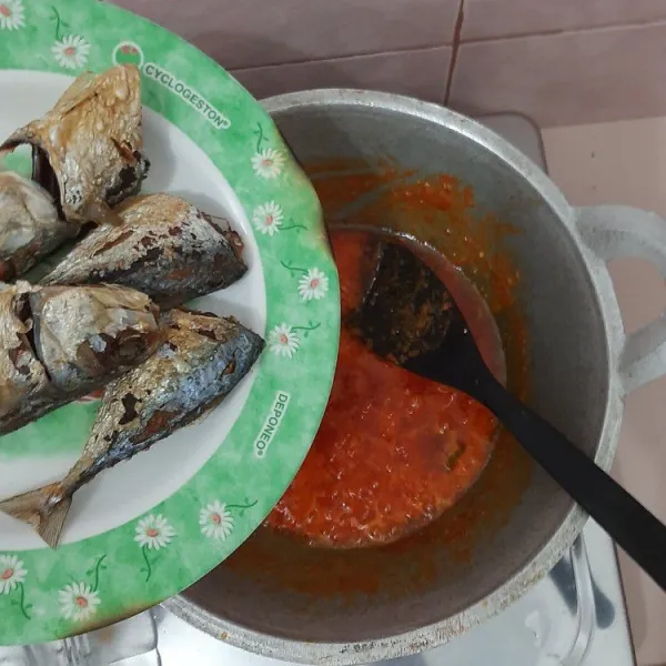 Masukan ikan kembung hingga tercampur dan matang.