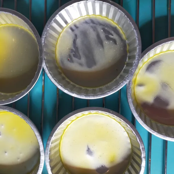Siapkan loyang mini ukuran 10 cm atau aluminium cup yang diberi dengan satu sendok makan margarin yang telah dilelehkan.