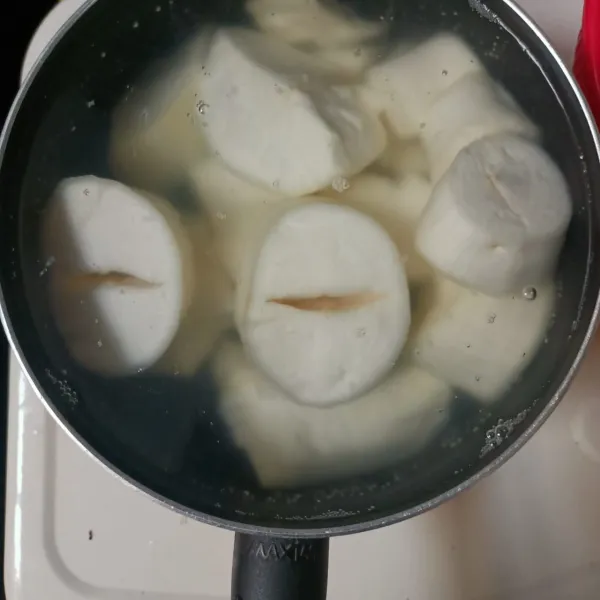 Rebus ubi hingga stengah empuk, tiriskan.