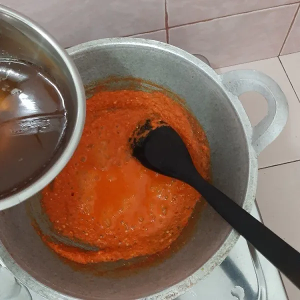 Setelah meresap beri minyak goreng secukupnya.