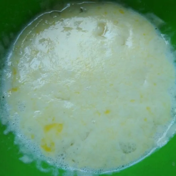 Dalam bowl campur susu, telur, gula, dan ragi diamkan 10 menit tambahkan margarin cair, aduk rata.