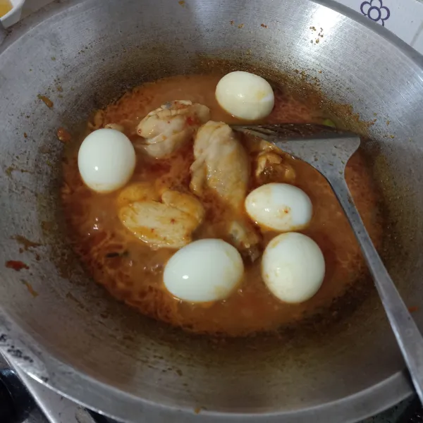 Lalu masukkan telur