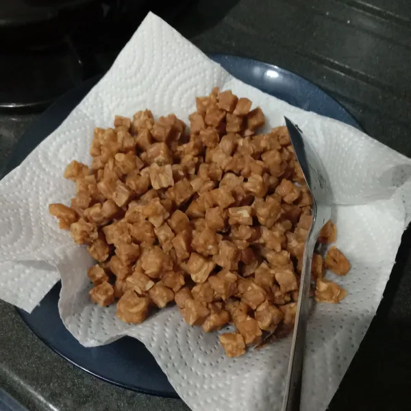 Goreng tempe lebih dulu, lalu sisihkan.