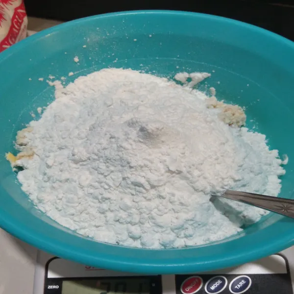 Haluskan tahu putih sampai benar-benar halus pada baskom, lalu masukkan tepung terigu dan tepung tapioka. Aduk hingga rata.