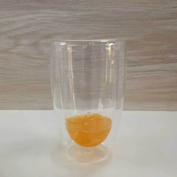 Tuang honey yuzu dalam gelas.