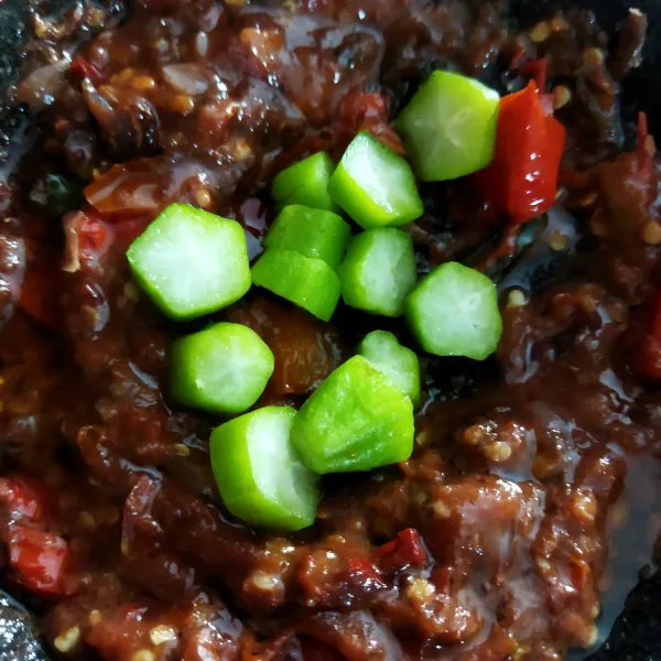 Setelah itu, tambahkan potongan belimbing wuluh, bejek-bejek sebentar lalu sajikan.