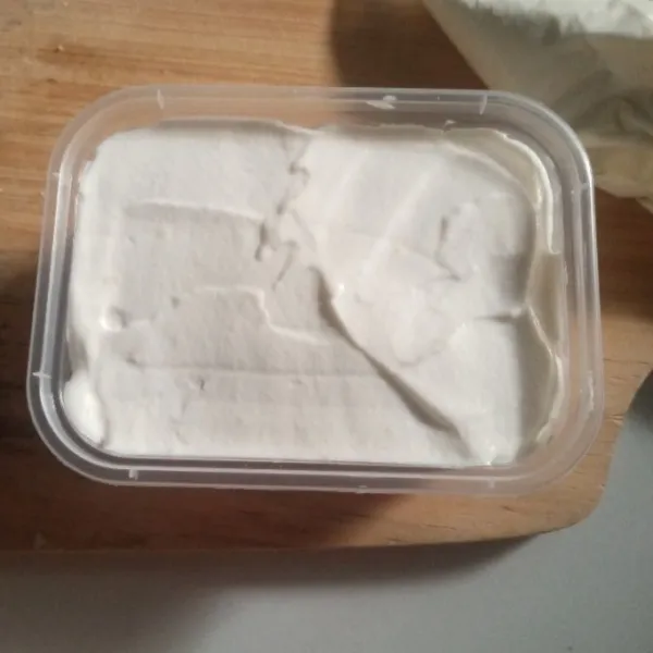 Ratakan untuk lapisan cream yang terakhir. Masukkan dalam kulkas beberapa saat.