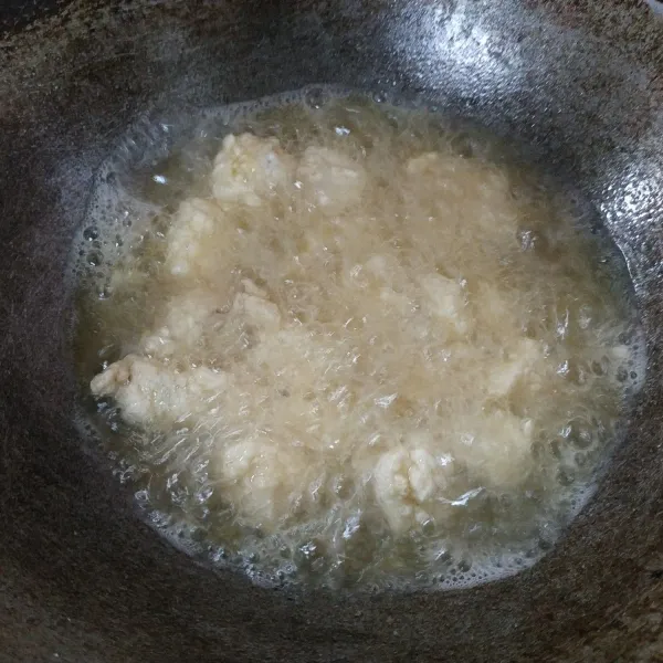 Panaskan minyak goreng secukupnya, goreng ayam hingga matang.