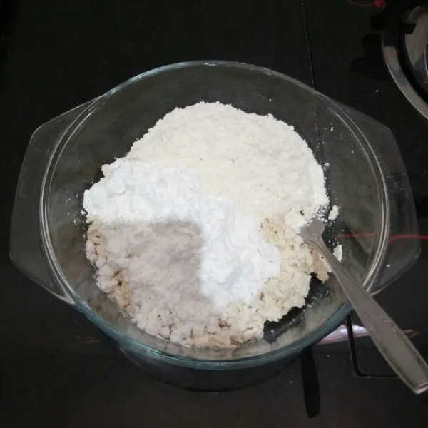 Tambahkan tepung tapioka dan tepung terigu, aduk rata.