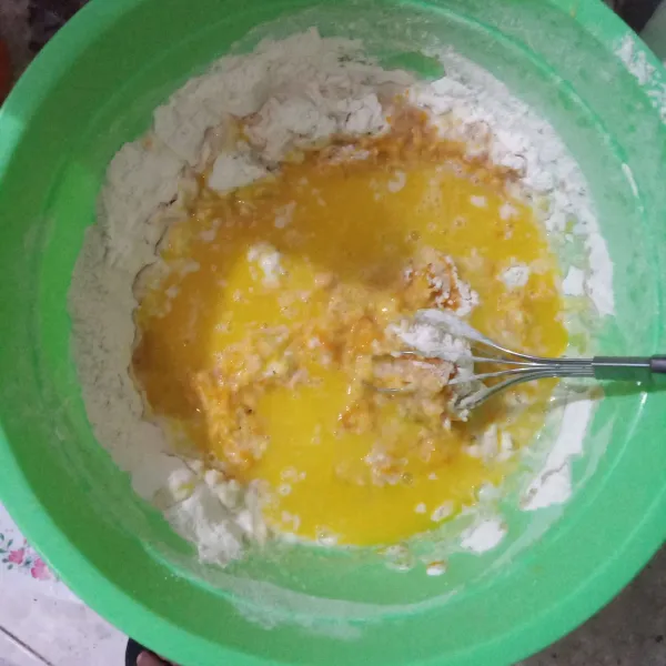 Tuang margarin leleh dan susu hangat, aduk rata hingga tidak bergerindil. 
Setelah itu diamkan selama 1 jam.