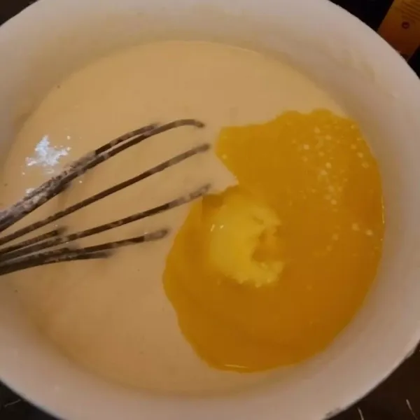 Masukan margarin cair. Aduk sampai rata