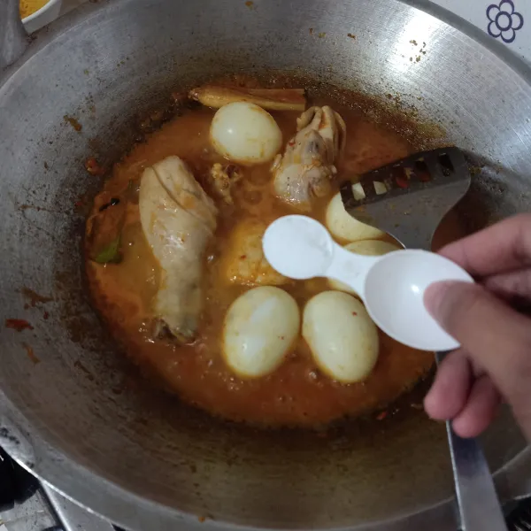 Bumbui lada, garam, dan kaldu jamur, masak sapai matang dan kuah berkurang.