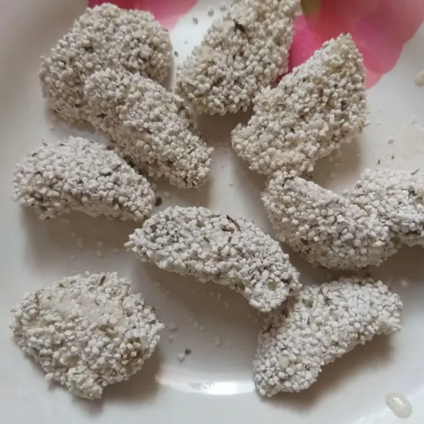 Kemudian masukkan pada adonan kering, balurkan hingga rata, lalu sisihkan.