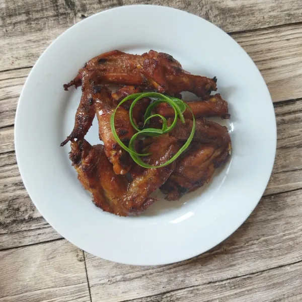 Setelah matang, spicy chicken wings siap disajikan.