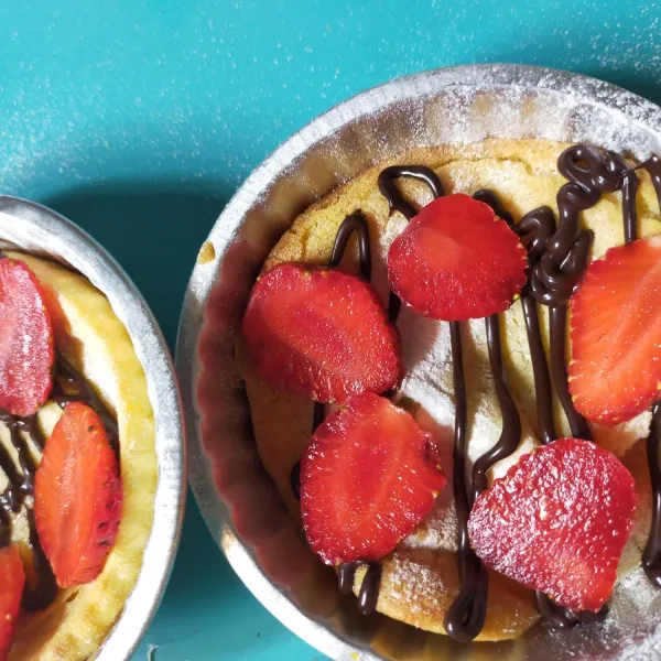 Semprotkan Nutella dan beri potongan strawberry, lebih nikmat diberi satu sendok ice cream. Dutch Pancake siap dinikmati.