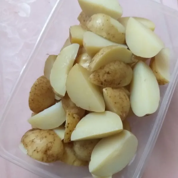 Potong menjadi empat bagian kentang matang, lalu sisihkan.