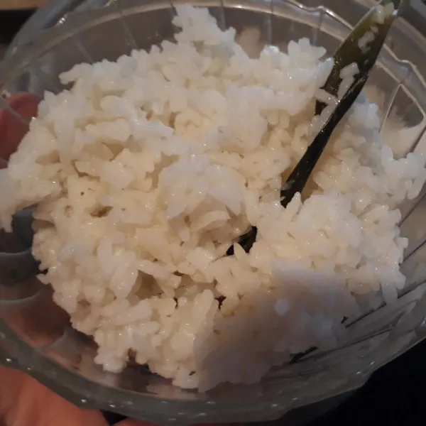 Pisahkan daun pandan, cetak nasi pada mangkuk.
