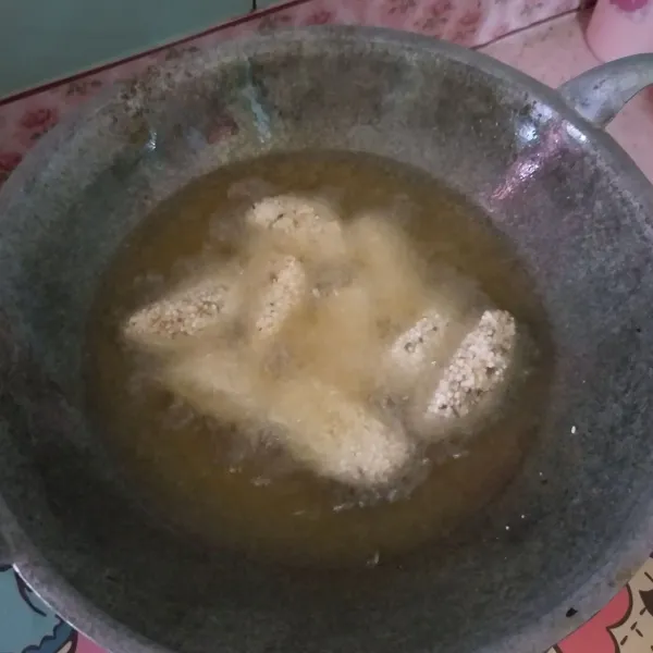 Panaskan minyak, goreng kentang hingga kuning kecokelatan. Setelah matang dan garing siap disajikan dengan mayonais dan saus sambal.