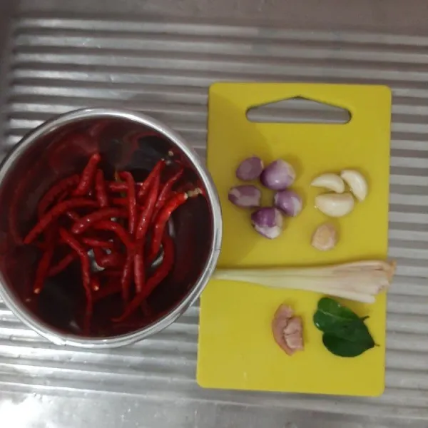 Kemudian siapkan bahan yang akan dihaluskan seperti cabe merah keriting, bawang merah, kemiri dan bawang putih.