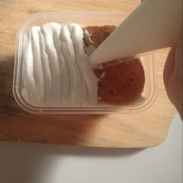 Semprot atasnya dengan cream. Lakukan berulang hingga hampir penuh.