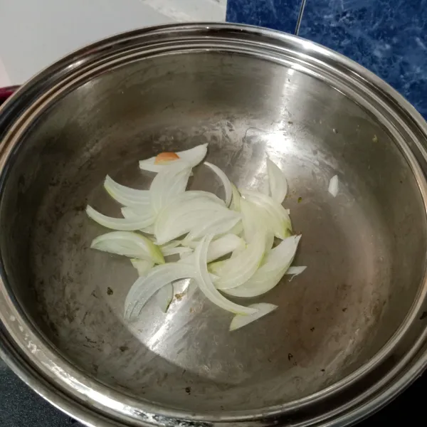Tumis bawang hingga layu dan harum.