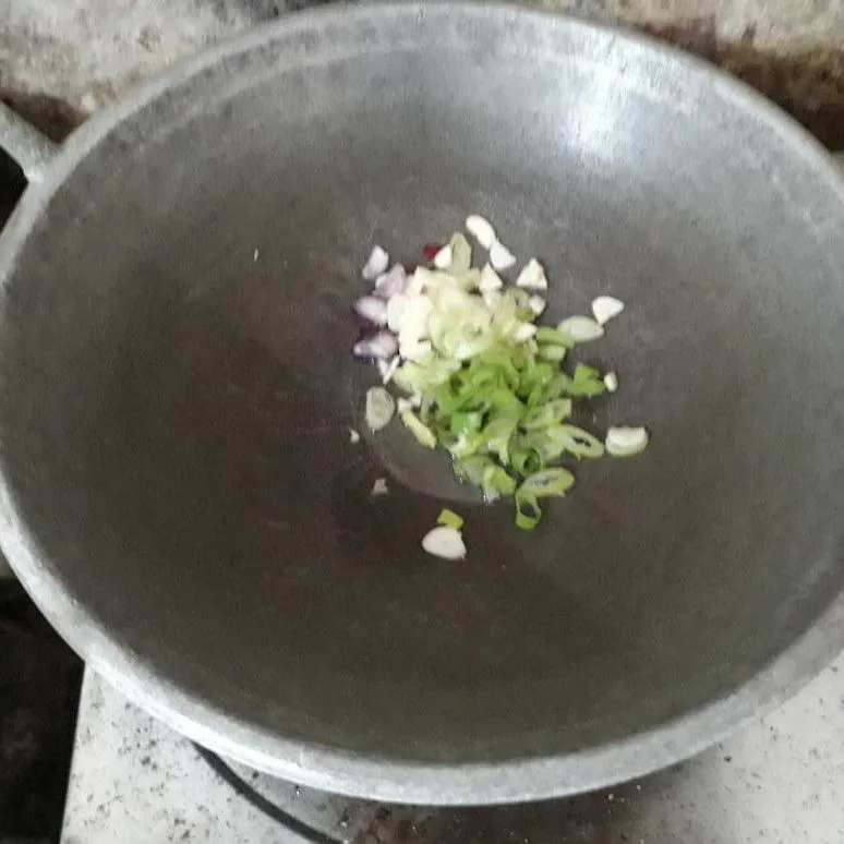 Step 3 Tumis Tongkol Suwir Tomat Hijau