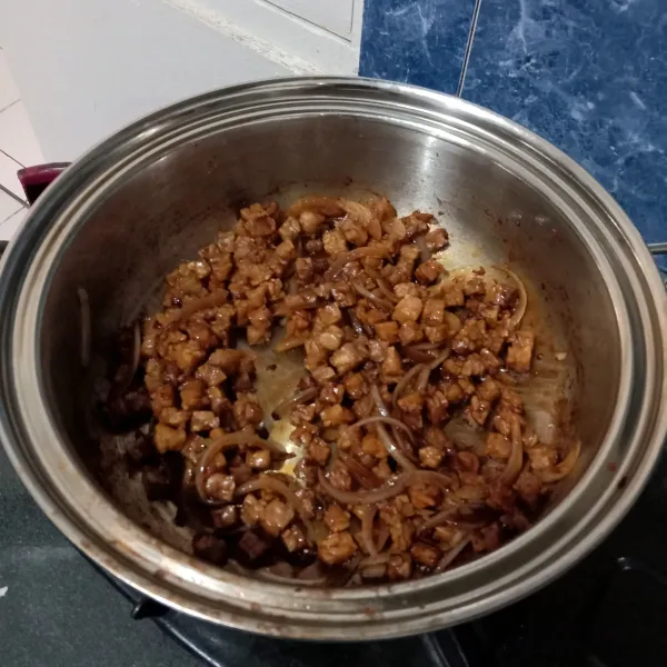 Beri mushroom sauce dan saus tomat. Tambahkan garam himalaya dan kaldu jamur. Aduk rata, cicipi rasanya.