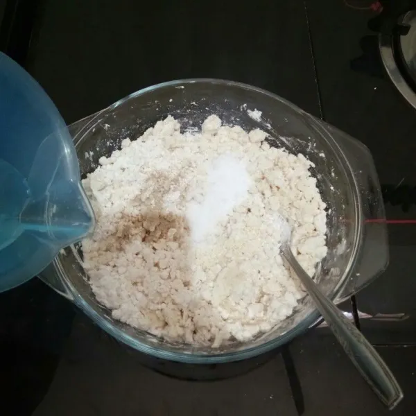 Lalu masukkan merica bubuk, kaldu jamur, bawang putih bubuk, garam, gula pasir, dan air. Aduk hingga tercampur rata.