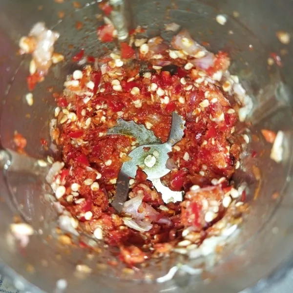 Siapkan cabai merah keriting, bawang merah, bawang putih, lalu blender kasar saja.