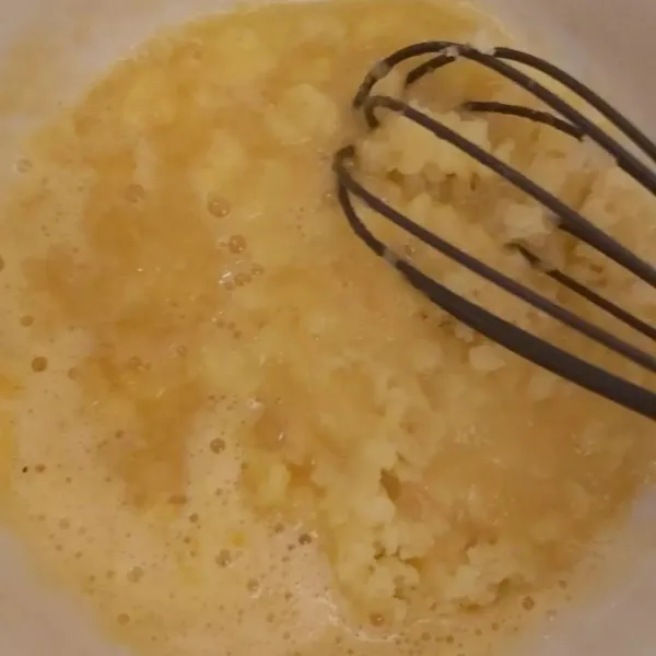 Kocok telur dengan gula sampai gula larut. Setelah itu masukan kentang.
