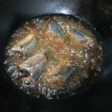 Cuci bersih ikan salem. Potong jadi 2, beri garam kemudian goreng hingga setengah kering. Angkat, tiriskan, dan sisihkan.
