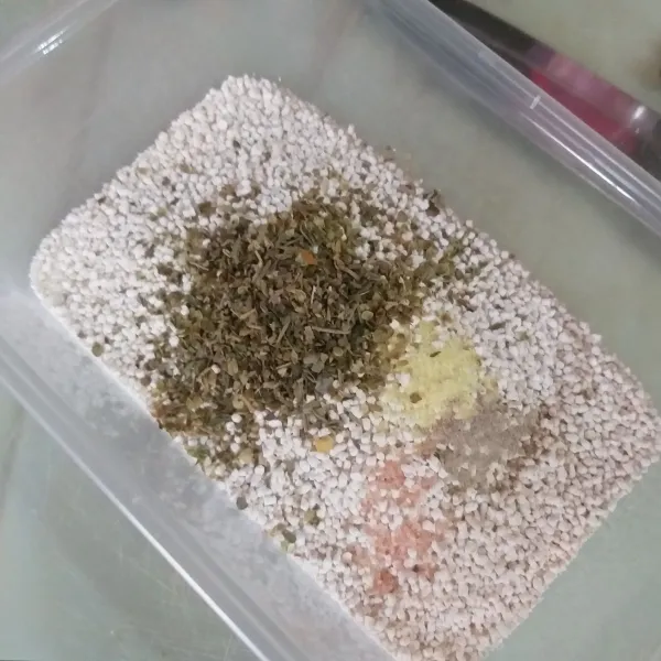 Siapkan juga adonan pembalut, dengan mencampurkan tepung shihlin, Italian herb, garam, kaldu bubuk, dan merica bubuk. Aduk rata.