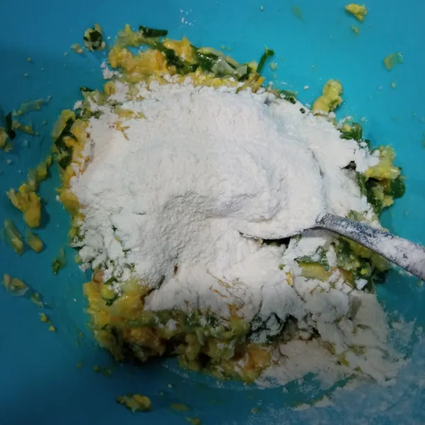 Masukkan tepung terigu, garam, lada bubuk, dan kaldu jamur, lalu tuang air, aduk sampai rata.