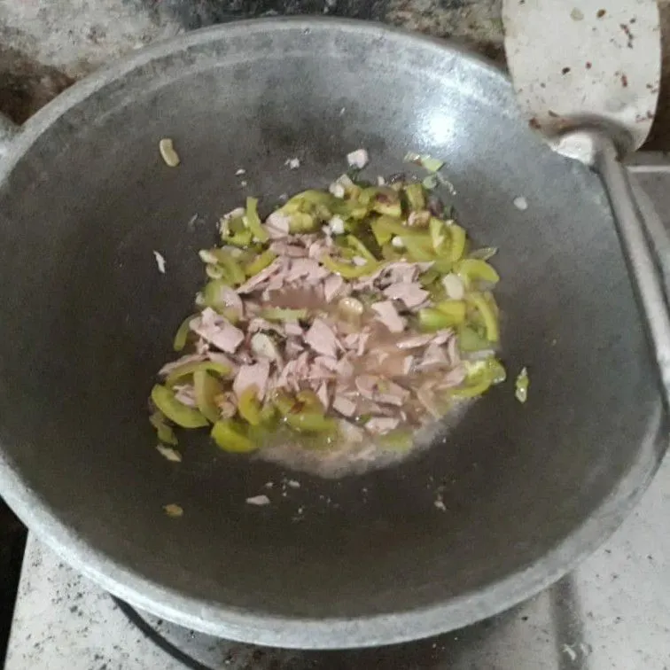 Step 5 Tumis Tongkol Suwir Tomat Hijau