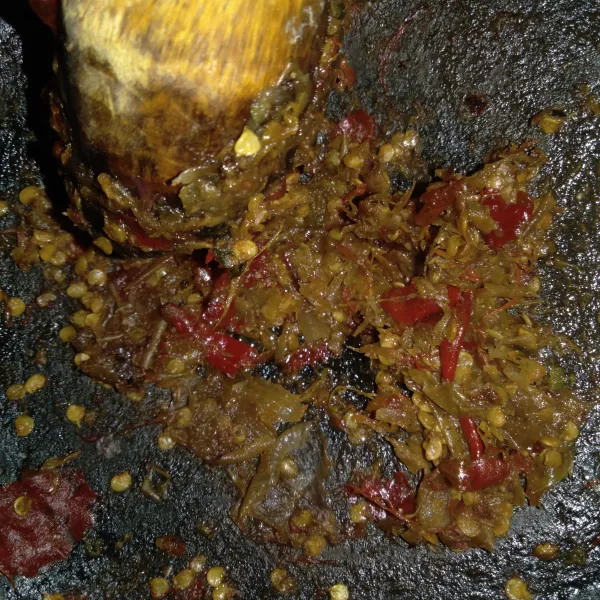 Goreng semua bahan bumbu sambal hingga marang. Tiriskan dan ulek halus.