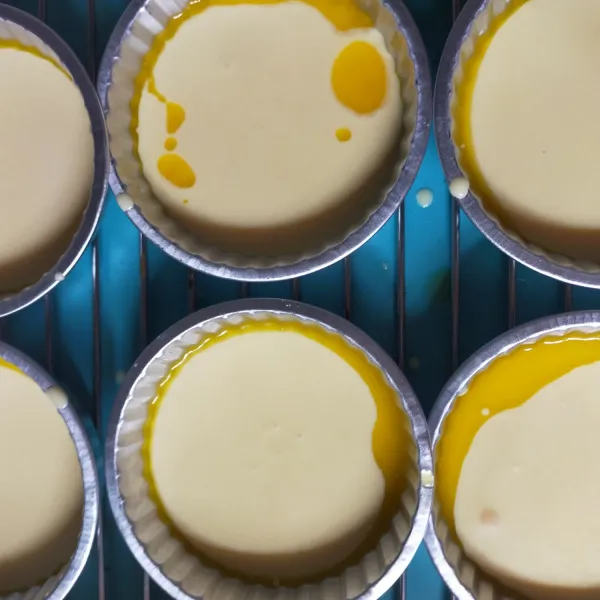 Tuang adonan ke dalam cetakan. Panggang pada suhu 175 derajat Celcius selama 25 menit atau sesuaikan dengan oven masing-masing.