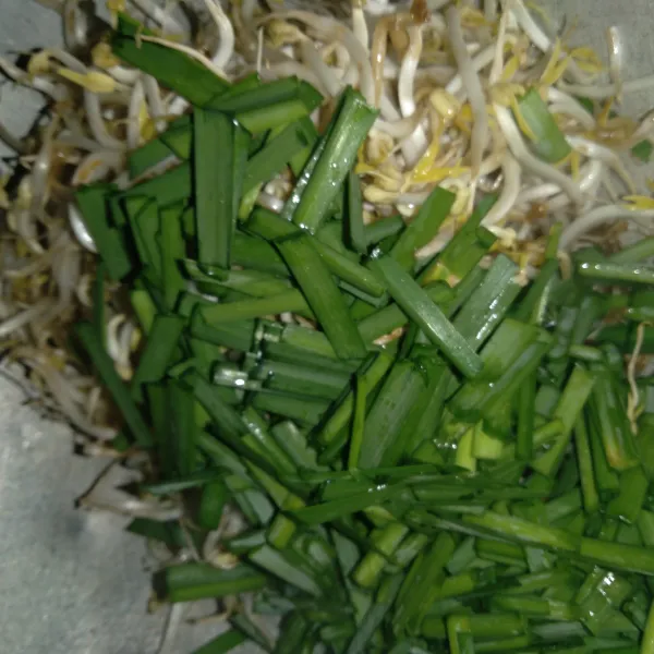 Masukkan toge, kucai, garam dan gula. Masak sebentar cukup layu saja agar sayuran masih renyah.