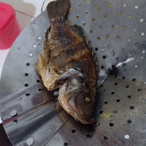 Bumbui ikan lalu goreng sampai matang, tiriskan.