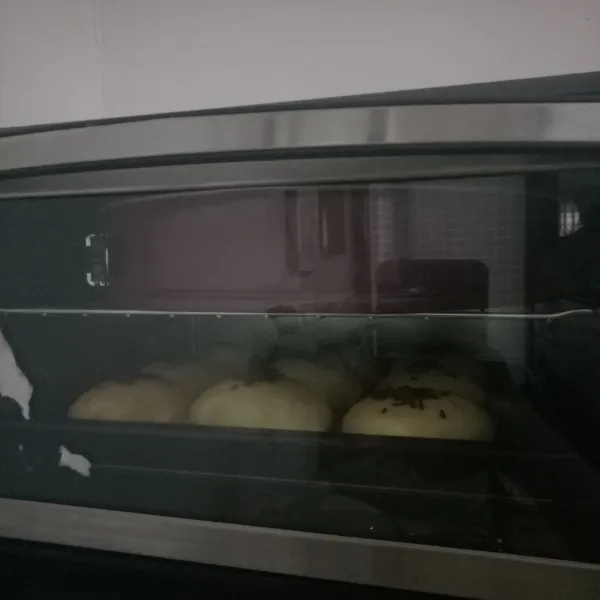 Panaskan oven, lalu panggang roti dengan suhu 180°C dengan durasi waktu 13-15 menit. Jangan lupa alas roti diolesi dengan margarin agar tak lengket.