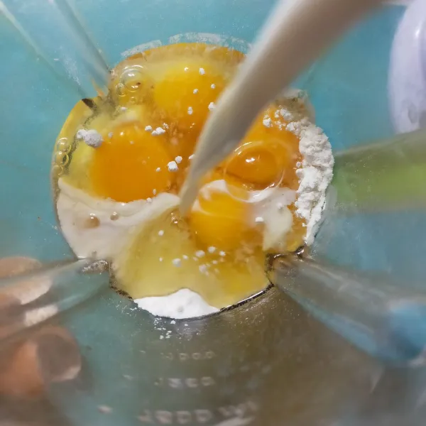 Masukkan tepung terigu, telur, susu, gula dan garam ke dalam blender. kemudian blender jadi satu.