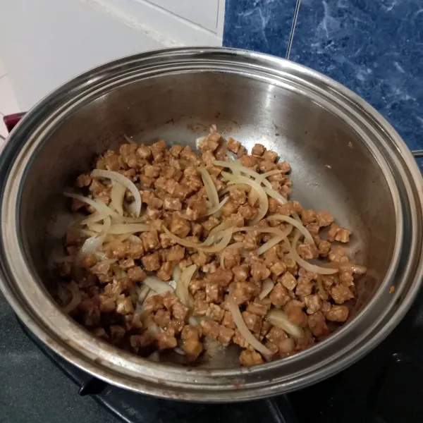 Kemudian masukkan tempe. Aduk rata.