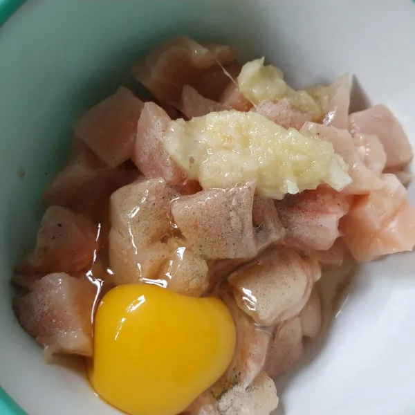 Marinasi ayam dengan bawang putih, kaldu bubuk, lada, garam dan telur aduk rata dan istirahatkan selama 15 menit.